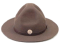 Hoed, gedragen door verkenners, rowans en leiding. Aan de hoedplaat en de breedte van de leren band is te zien dat de hoed van een verkenner is.