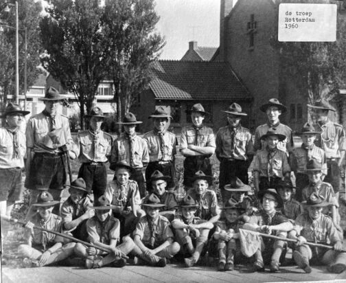 De troep (verkenners) 1960 met hun leiding op het achterplein van de Brandaris